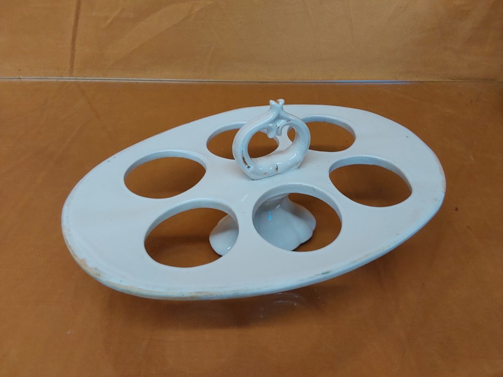 PORTE OEUFS EN PORCELAINE