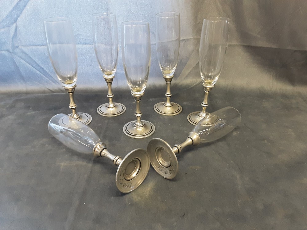 LOT DE 7 FLUTES A CHAMPAGNE PIED ETAIN