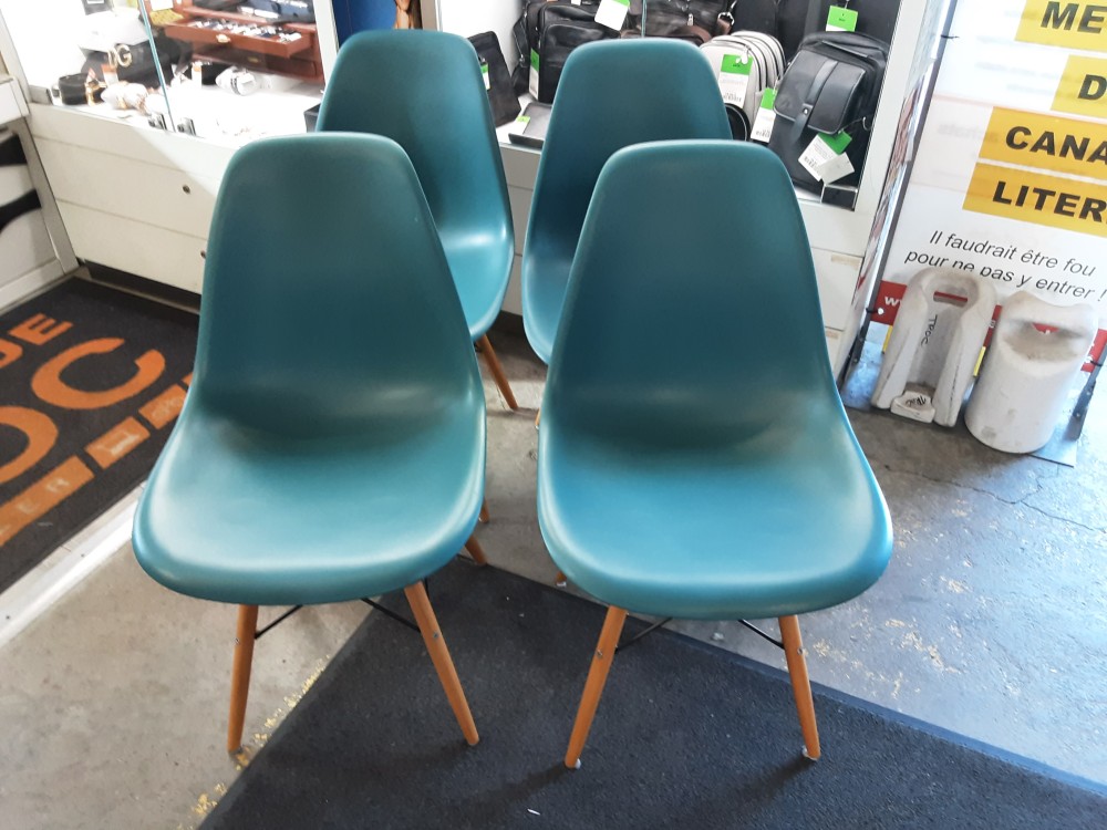 LOT DE 4 CHAISES COQUE BLEUE