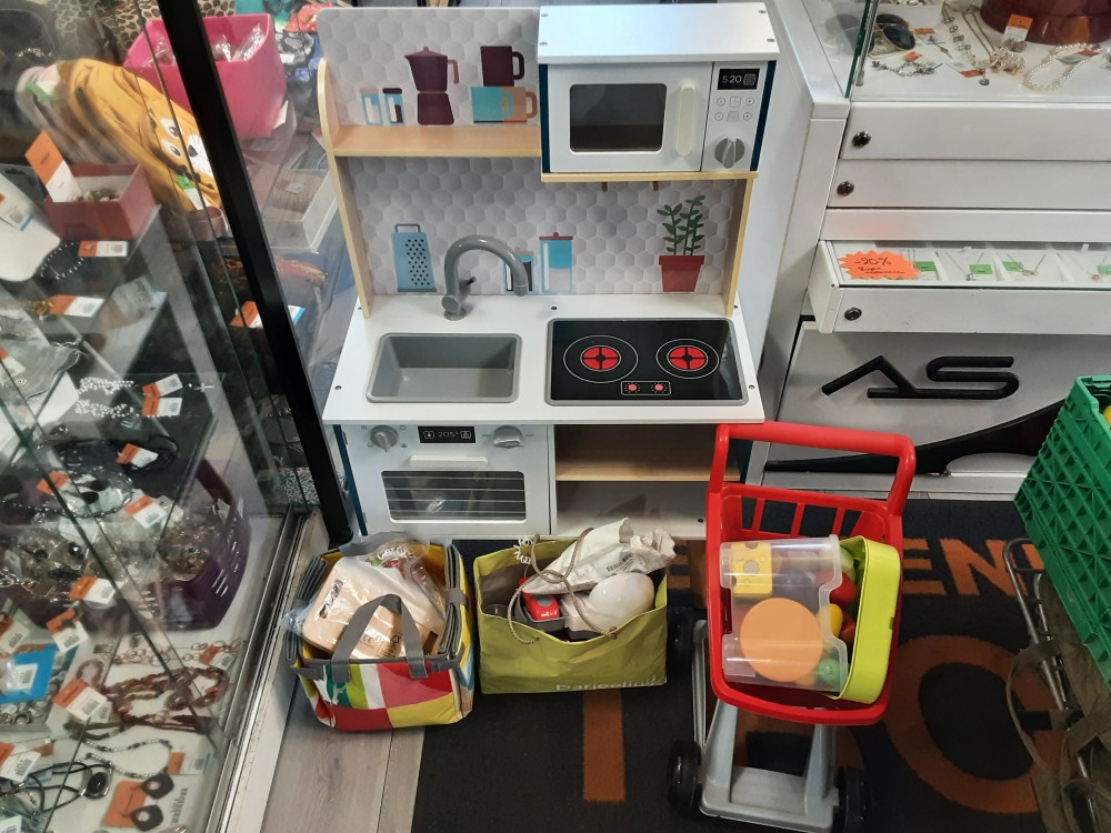 CUISINE ET MARCHANDE AVEC DIVERS ACCESSOIRES