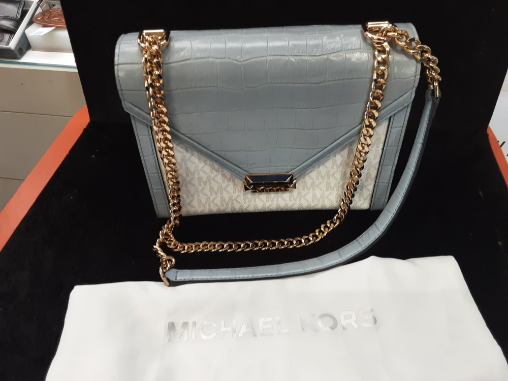 SAC A MAIN RIGIDE A BANDOULIERE CHAINE MICHAEL KORS BLANC ET BLEU CIEL