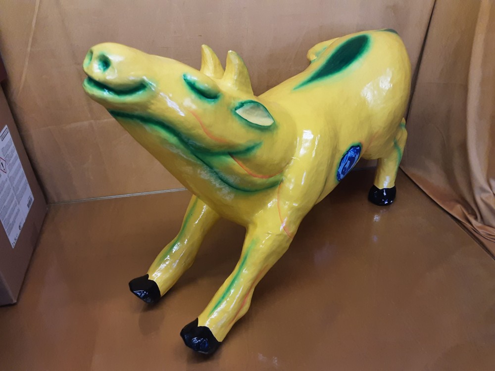 STATUE DECORATIVE VACHE JAUNE ET VERTE