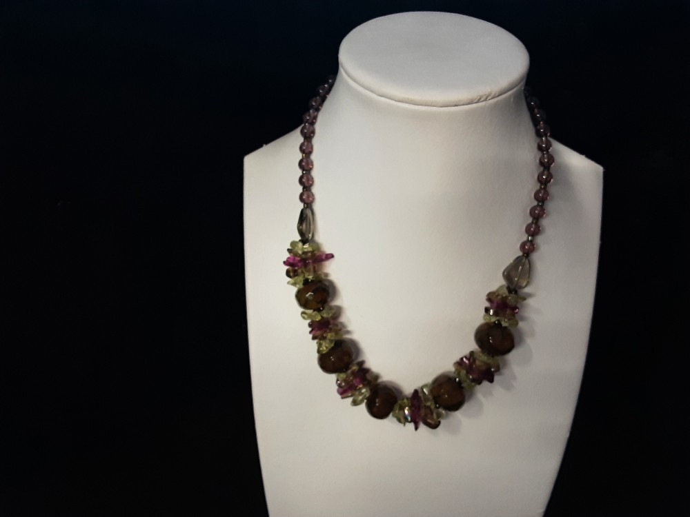 COLLIER BOULES + FLEURS VERTES