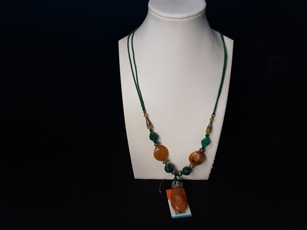 COLLIER FICELLE VERTE ET BOULES ORANGES