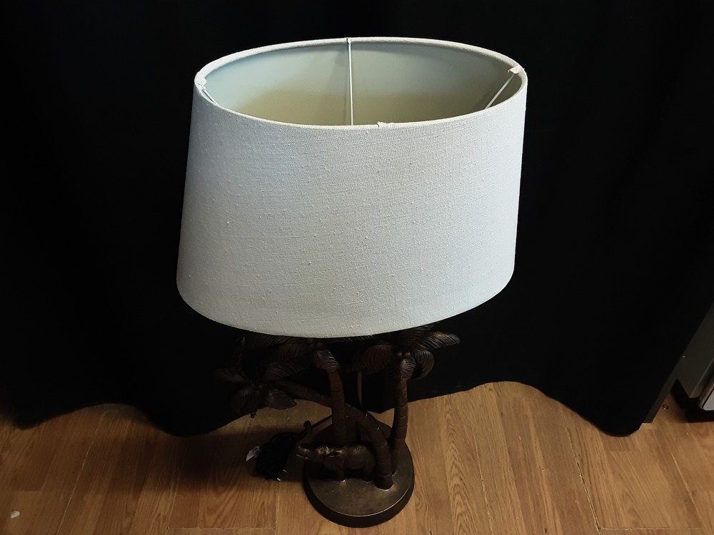 LAMPE PIED ÉLÉPHANT ET PALMIERS ABAT JOUR BLANC H.80 CM