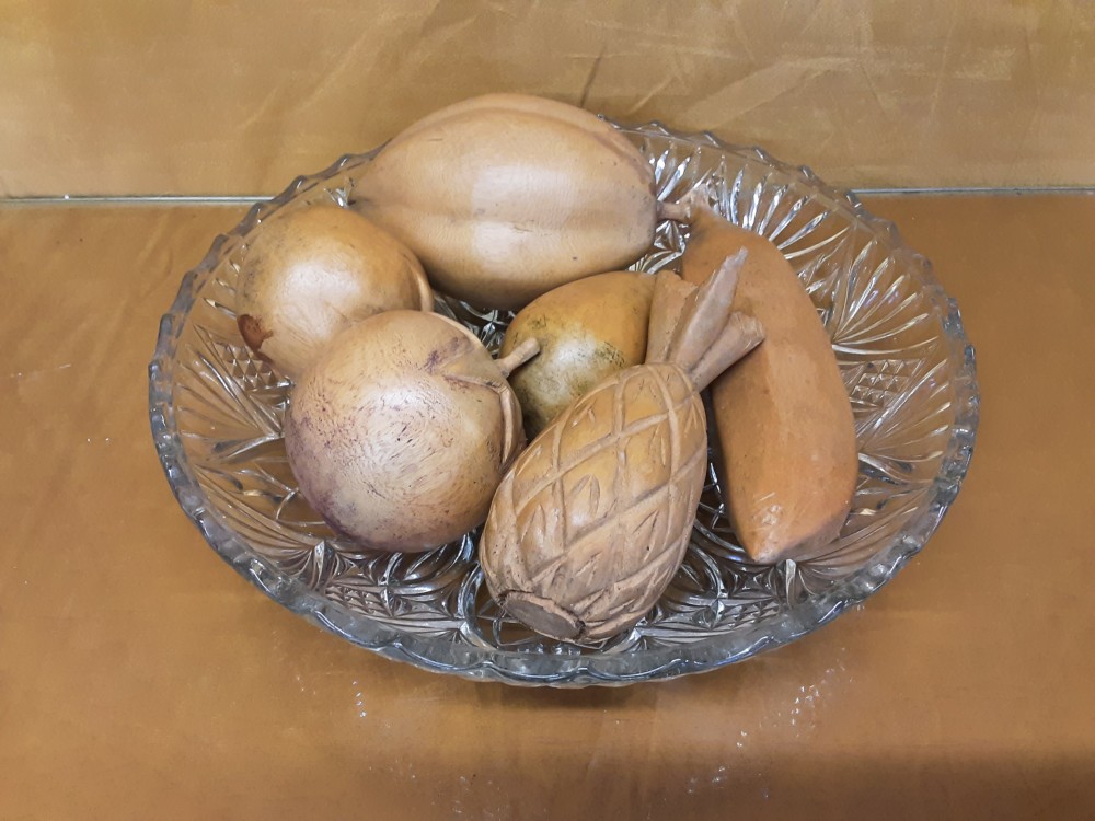 PLAT EN VERRE AVEC FRUITS EN BOIS 