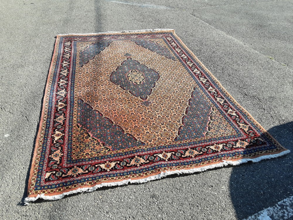 TAPIS FAIT MAIN ROUGE ET ROSE SAUMON EN LAINE 