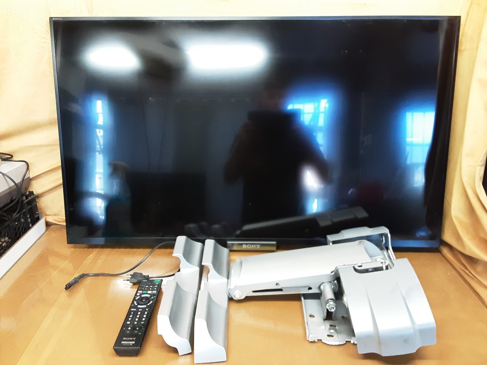 TELEVISEUR SONY MURAL 106CM AVEC ACCROCHE MURALE + TC