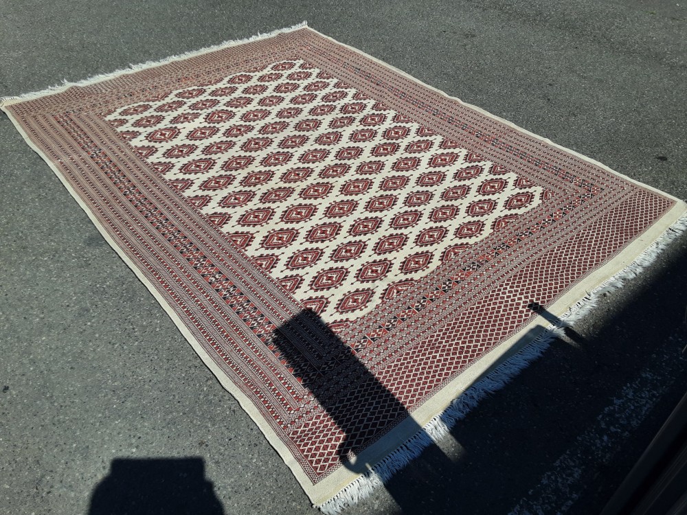 TAPIS FAIT MAIN ROUGE ET BEIGE FRANGES BLANCHES 