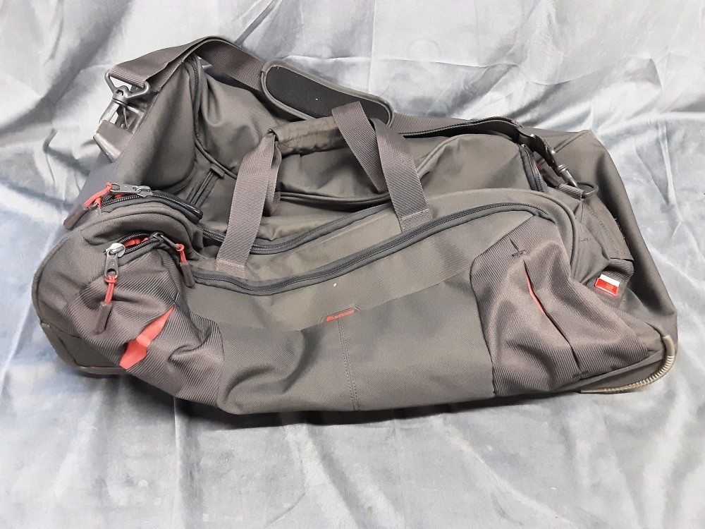 Sac De Voyage A Roulettes Delsey Gris