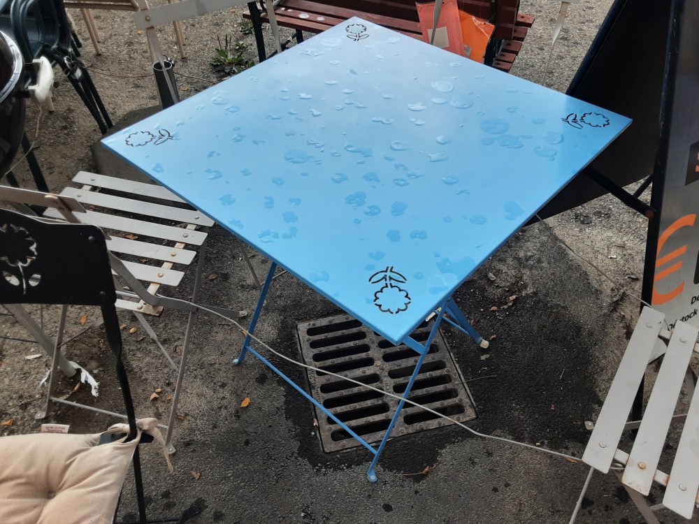 Table Carrée D’exterieur Bleue Motifs Fleurs Ajourées