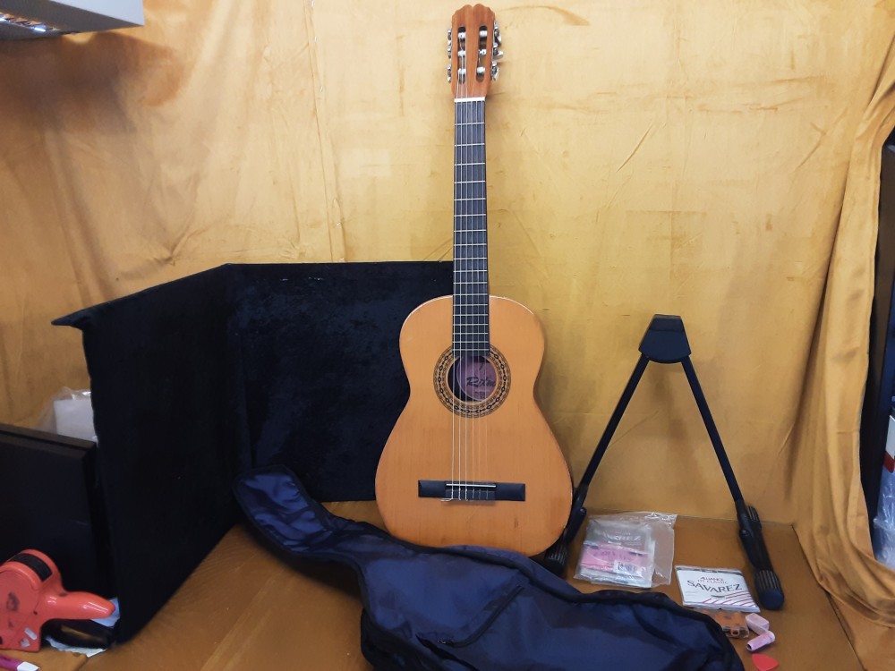 Guitare Ritmo Avec Housse, Support Et Divers Accessoires