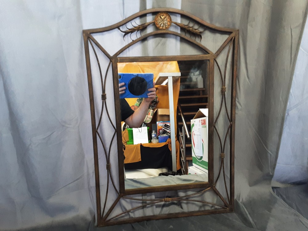 MIROIR CADRE EN METAL MEDAILLON