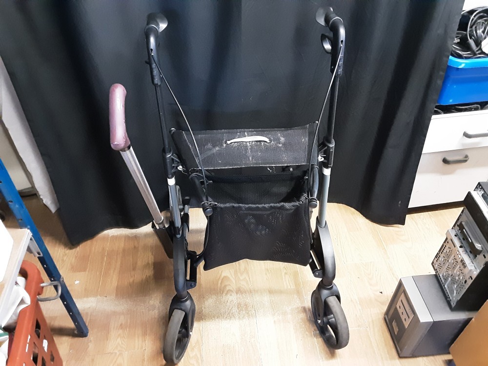 DEAMBULATEUR A 4 ROUES AVEC PANIER ET CANNE
