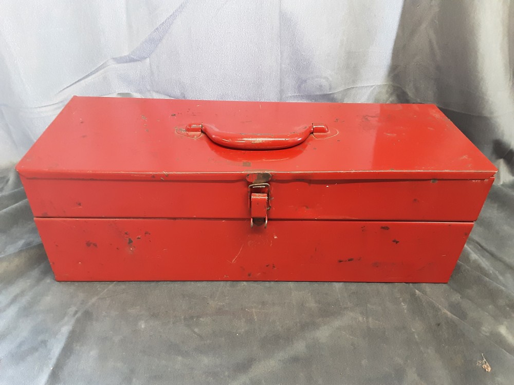 CAISSE ROUGE AVEC DIVERS OUTILS