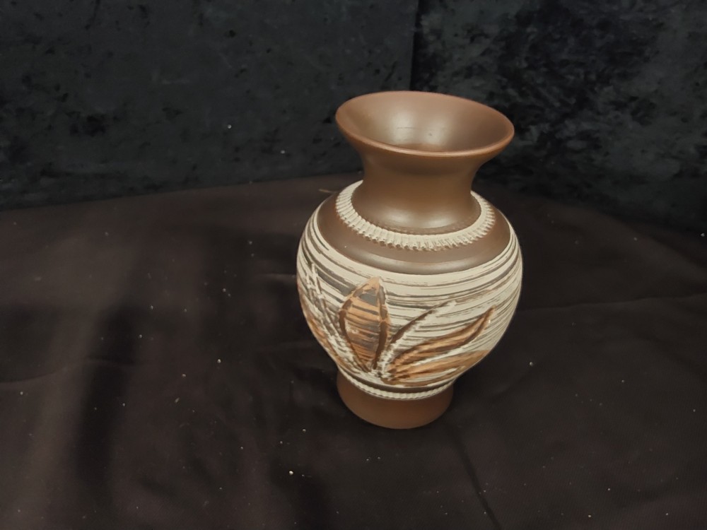 VASE BRUN EN TERRE CUITE HAUT 15CM