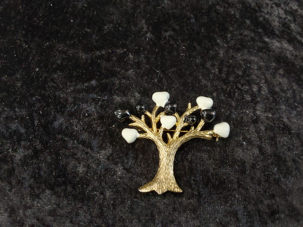 BROCHE ARBRE COEURS NOIRS ET BLANCS