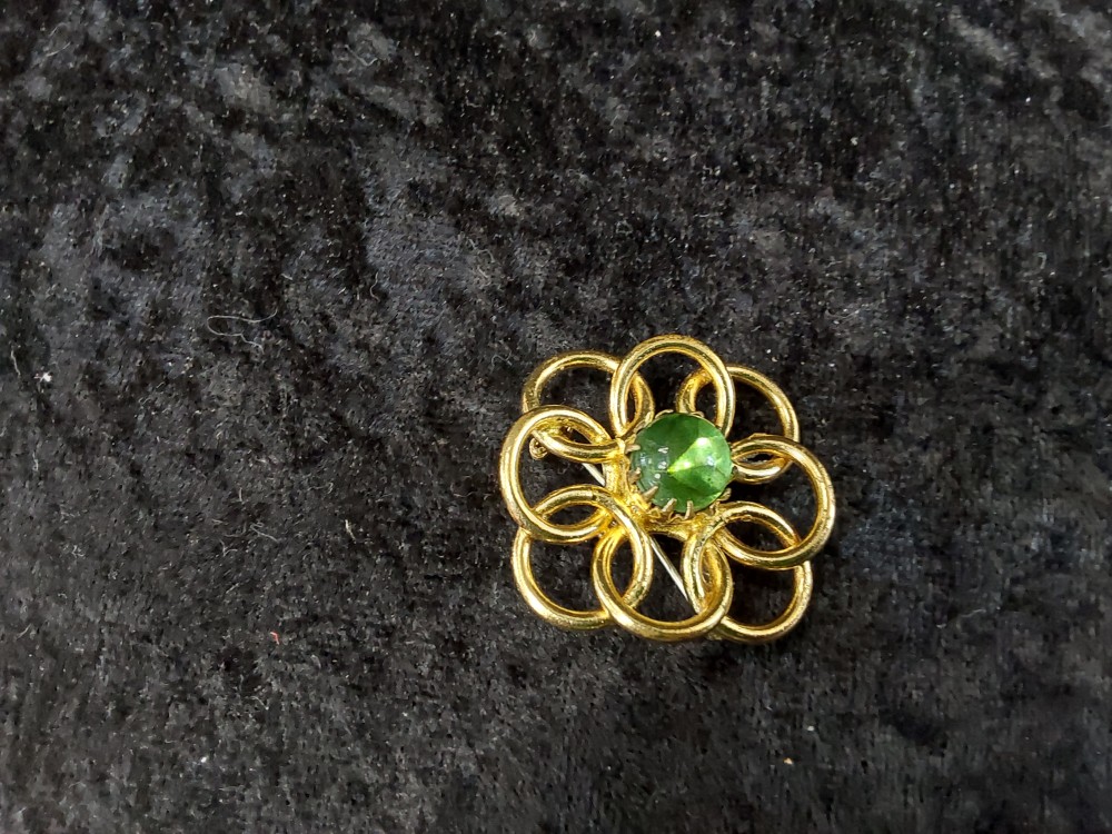 BROCHE FLEUR DOREE ET STRASS VERT