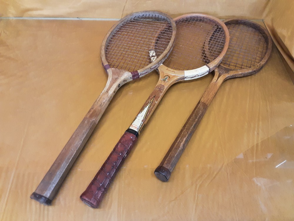 Raquette De Tennis Ancienne En Bois
