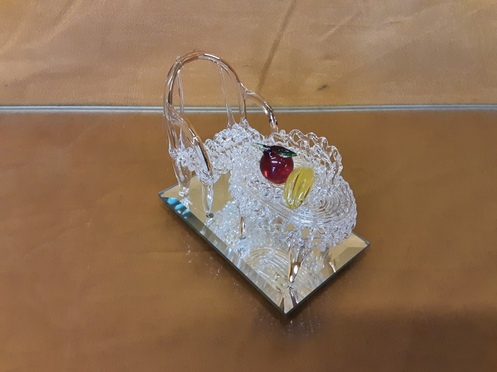 MINIATURE TABLE, CHAISE ET CORBEILLE DE FRUITS EN CRISTAL