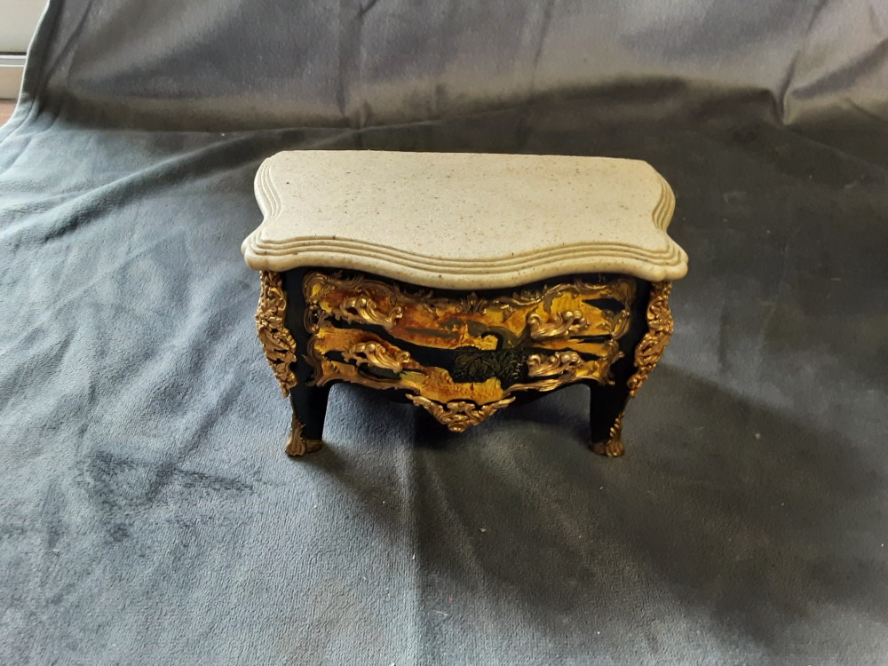 MINIATURE CONSOLE NOIRE ET DORÉE EN RESINE