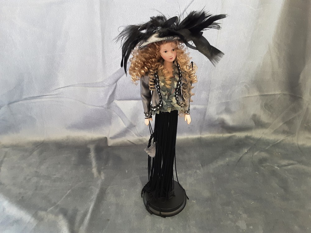 Buste Femme Chapeau À Plume Noir H. 31Cm