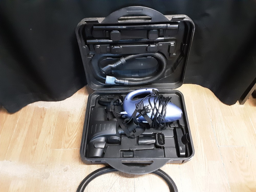 Aspirateur De Voiture Avec Accessoires Dans Malette