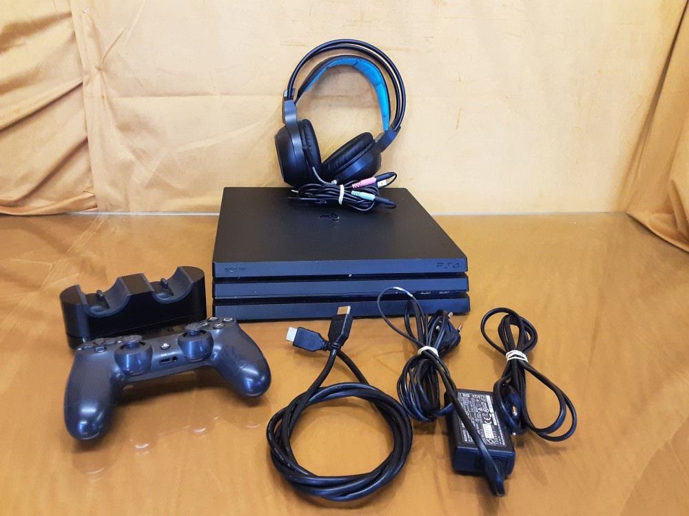 CONSOLE PS4 1 TO 1 MANETTE THE LAST OF US 1 CASQUE 1 CHARGEUR DE MANETTE ET CABLE
