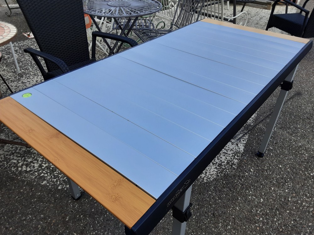 TABLE PLIANTE BICOLORE EN ALU REGLABLE EN HAUTEUR AVEC NIVEAU