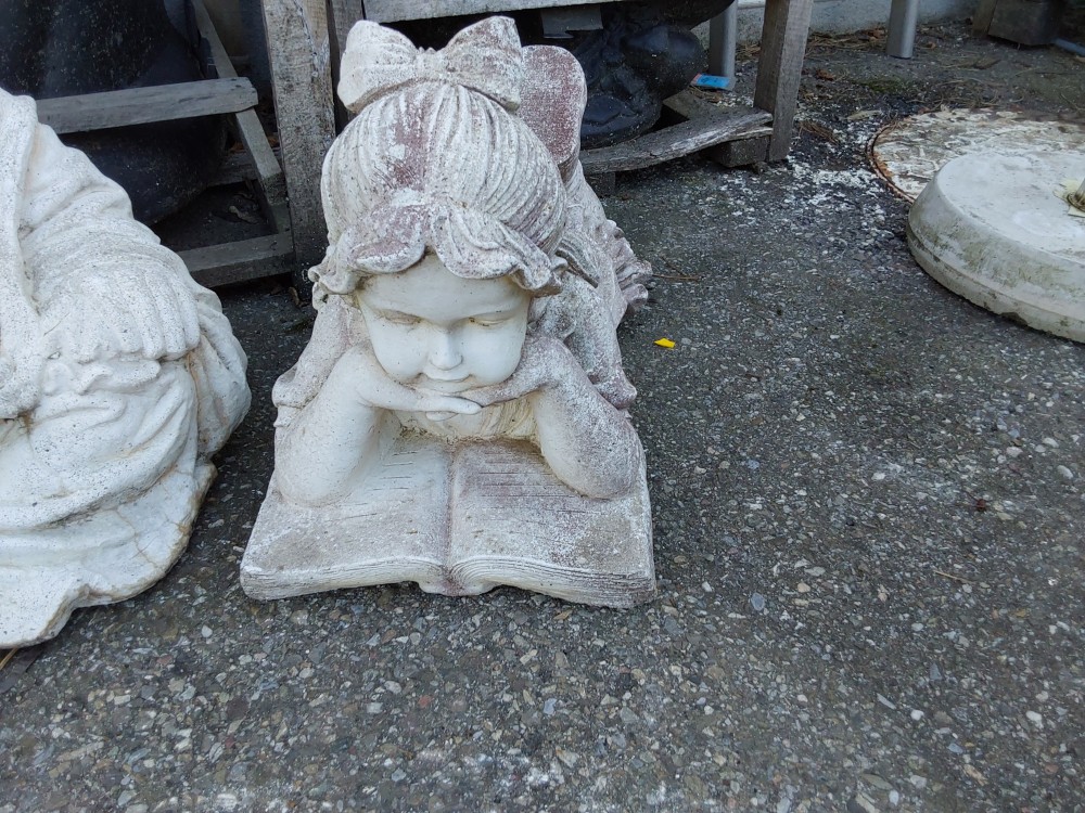STATUE EN PIERRE RECONSTITUTÉE FILLETTE ALLONGÉE