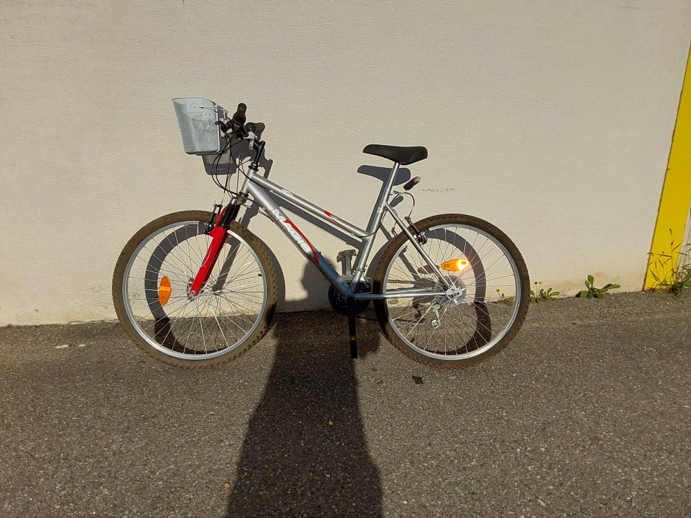 VELO VTT MAGIS GRIS ET ROUGE 26 POUCES