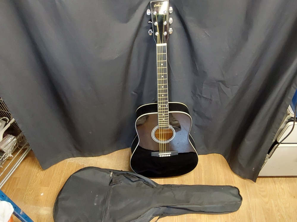 GUITARE NOIRE  GOLDEN TON AVEC HOUSSE LONGUEUR 103CM