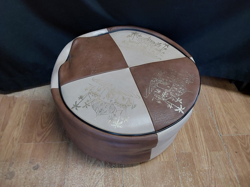POUF EN CUIR COLORIS BEIGE ET BRUN DIAM 45CM