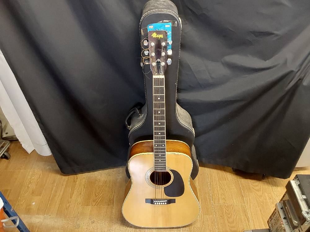 GUITARE MAYA AVEC COFFRE DE TRANSPORT