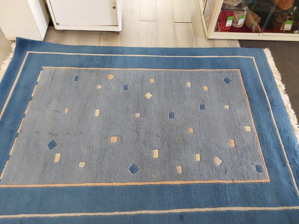 TAPIS LAINE FAIT MAIN. COLORIS BLEU
