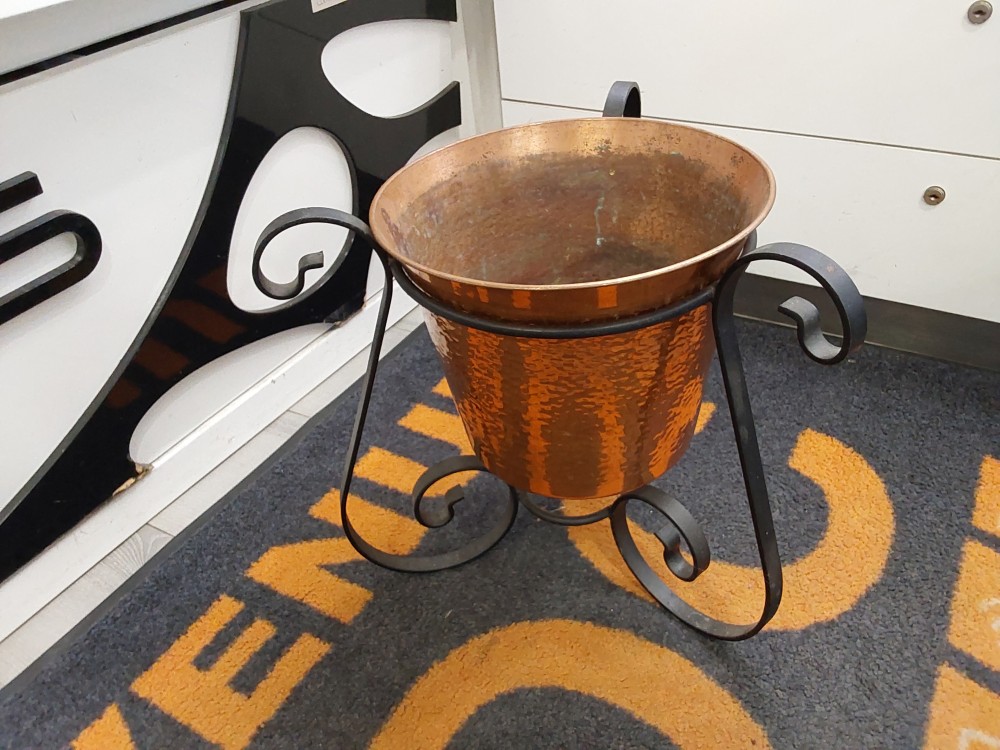 CACHE POT EN CUIVRE ET FER FORGÉ 