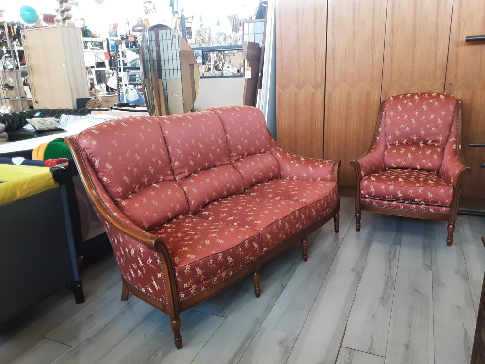 Canape 3 Places 1 Fauteuil Merisier Assises Tissu Rouge A Fleurs