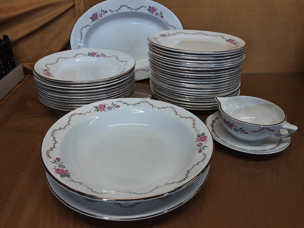 SERVICE EN PORCELAINE DECOR ROSES