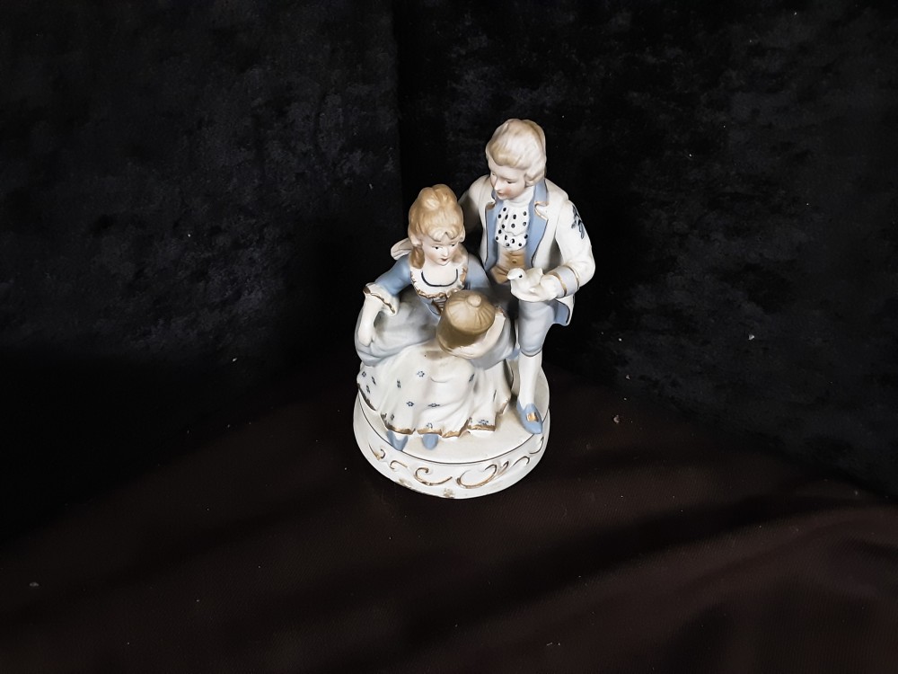 STATUETTE MUSICALE COUPLE