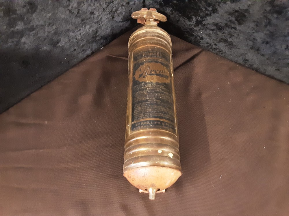 EXTINCTEUR ANCIEN EN CUIVRE MARQUE PYRENE DIAM 8CM HAUT 37CM
