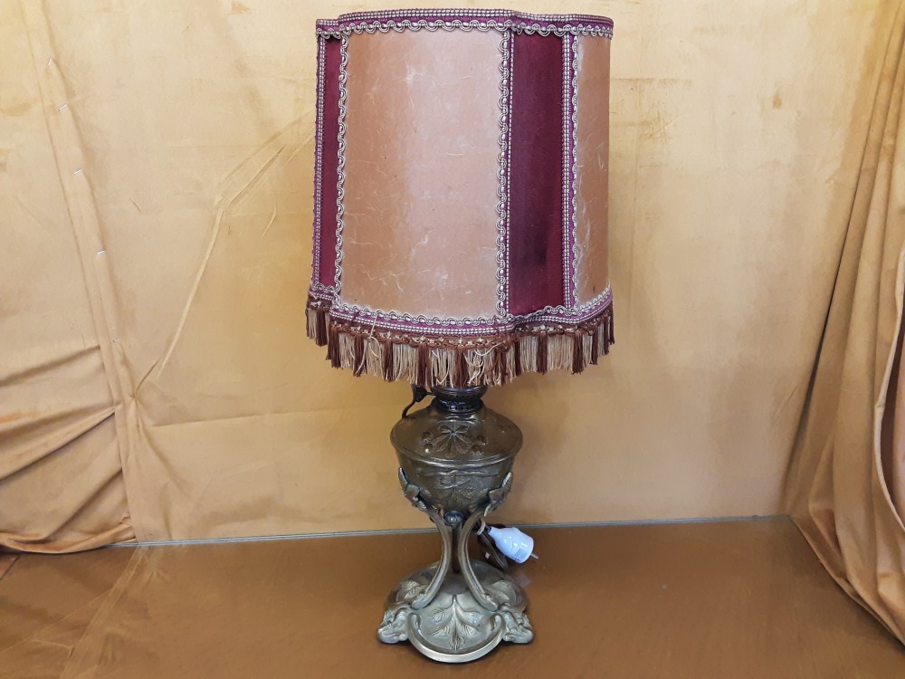 LAMPE PIED BRONZE ABAT JOUR BRUN ET ROUGE AVEC FRANGES H. 64CM