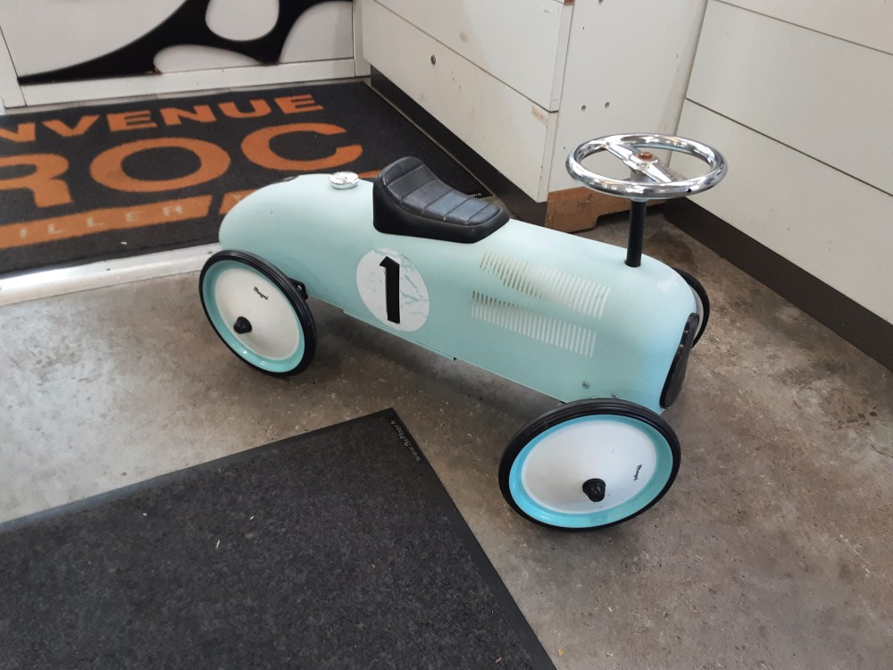 VOITURE ENFANT PORTEUR MAGNI BLEU CIEL ET BLANC