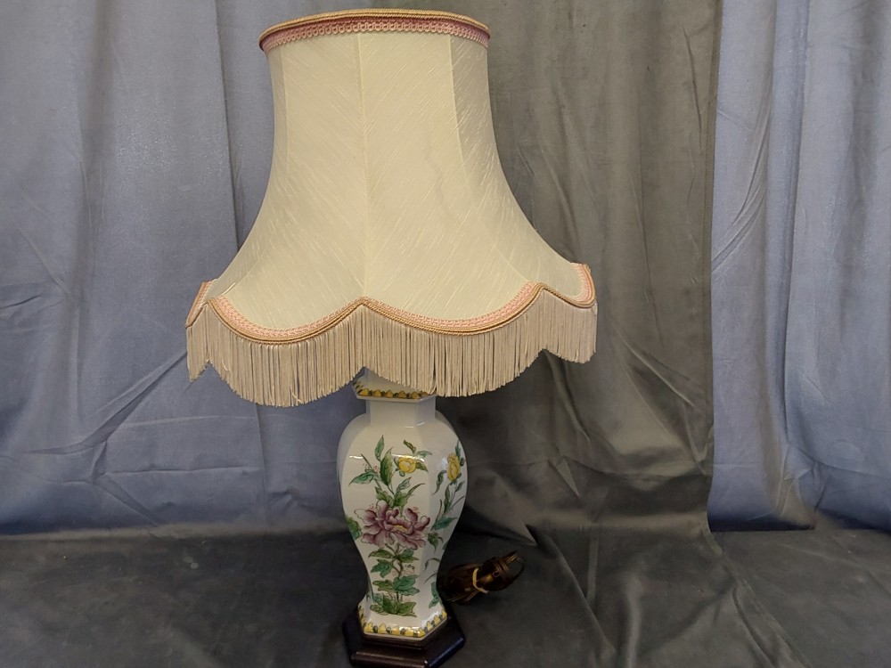 LAMPE DE SALON DÉCOR FLEURS JAUNE MAUVE PIED PORCELAINE SUR PIED BOIS HAUT 66CM