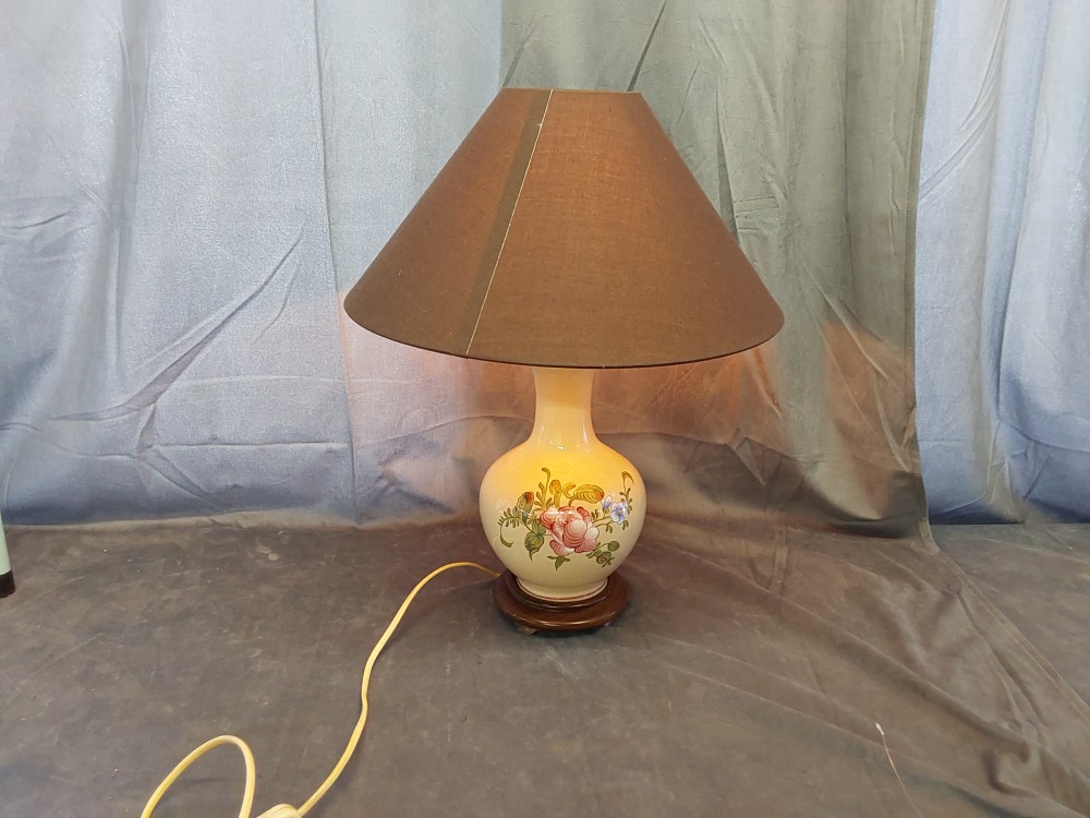 LAMPE DE SALON PIED BEIGE  MOTIFS FLEURS ABAT-JOUR BRUN