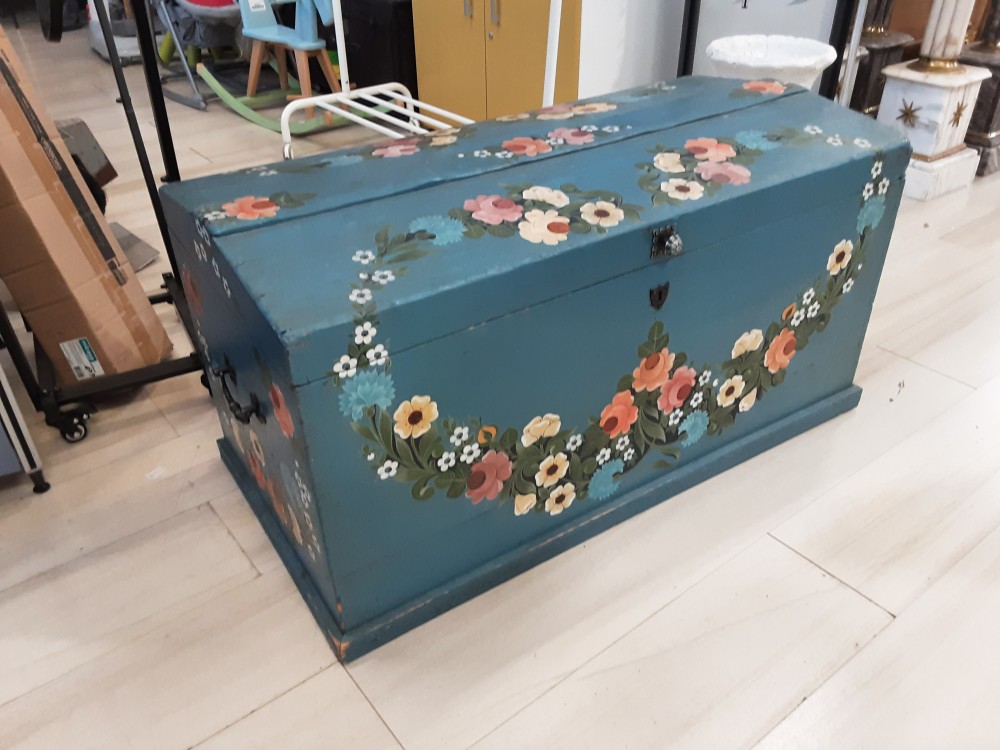 COFFRE EN BOIS BLEU POLYCHROME 96X48X50