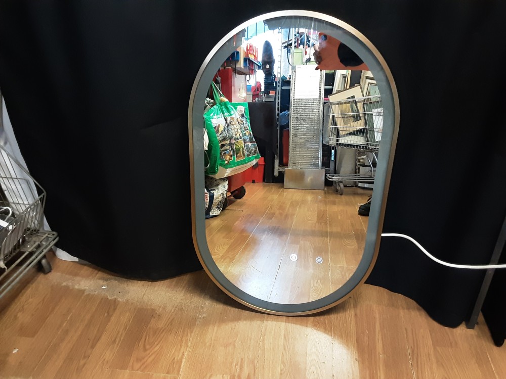 MIROIR OVALE TACTILE A LED ANTI-BUEE  JAMAIS UTILISE DANS SON CARTON