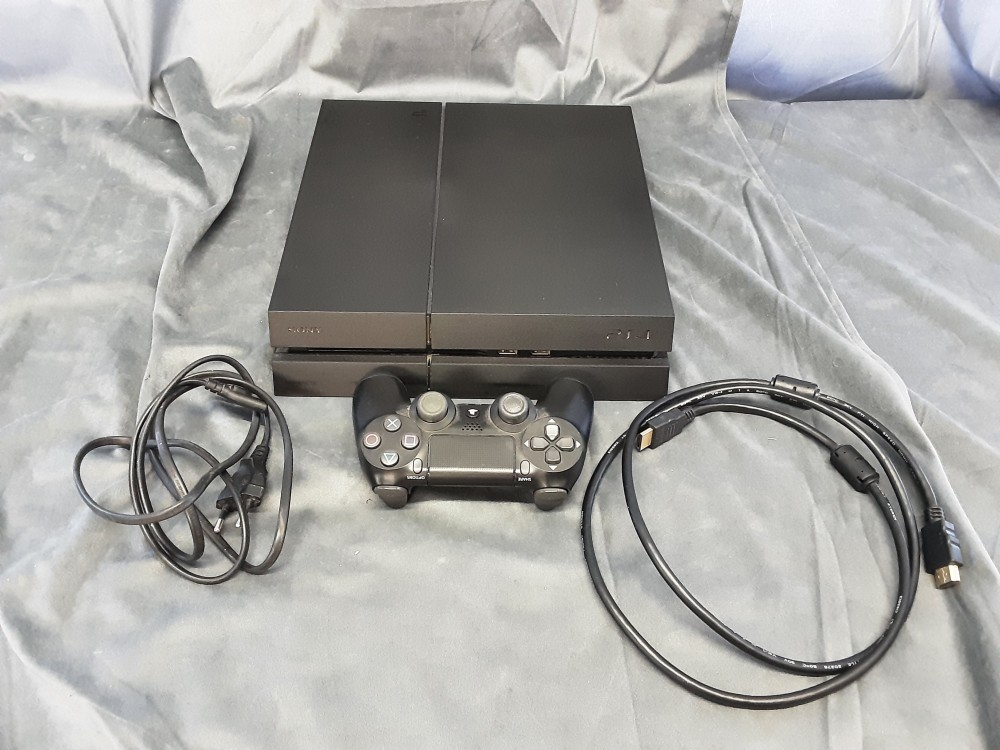 PS4 NOIR AVEC 1 MANETTE ET CABLES