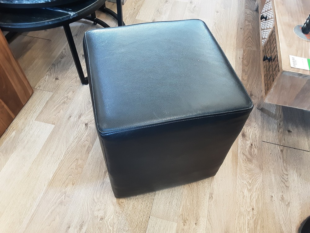 POUF SIMILI NOIR 
