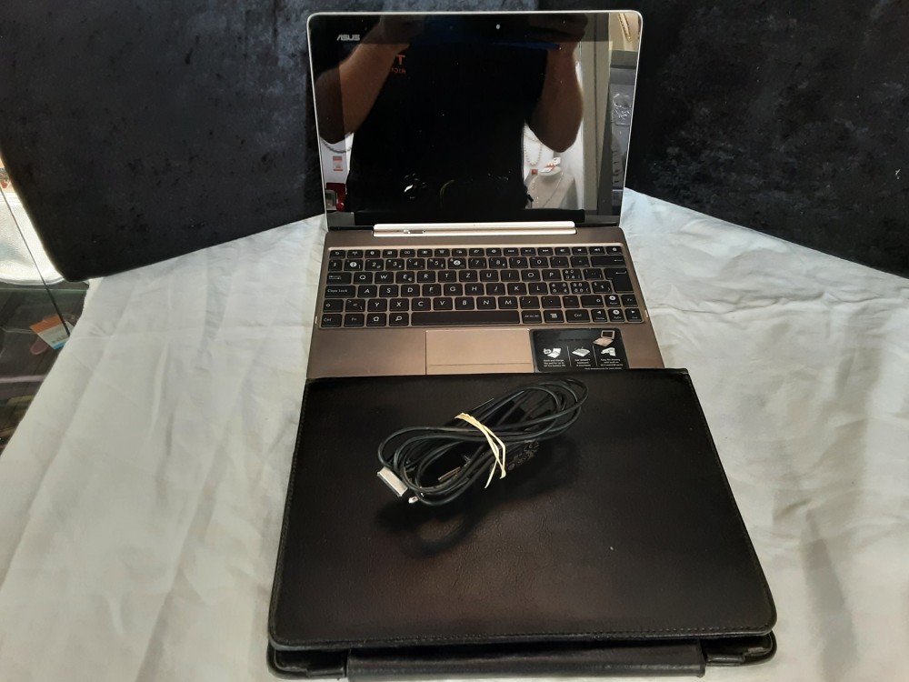 Tablette Asus Avec Clavier, Pochette Et Chargeur