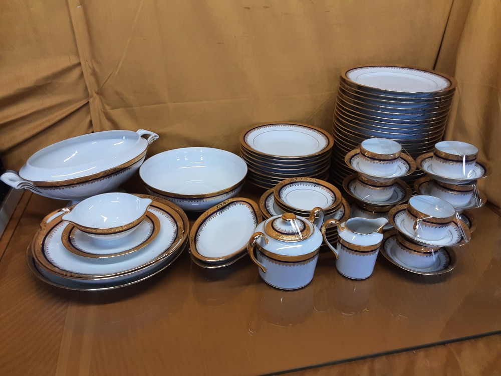 SERVICE DE TABLE LIMOGES BORDURE DORÉ ET BLEU 66PCS